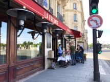 "LA FREGATE" Quai Voltaire. A emporter sur le trottoir !